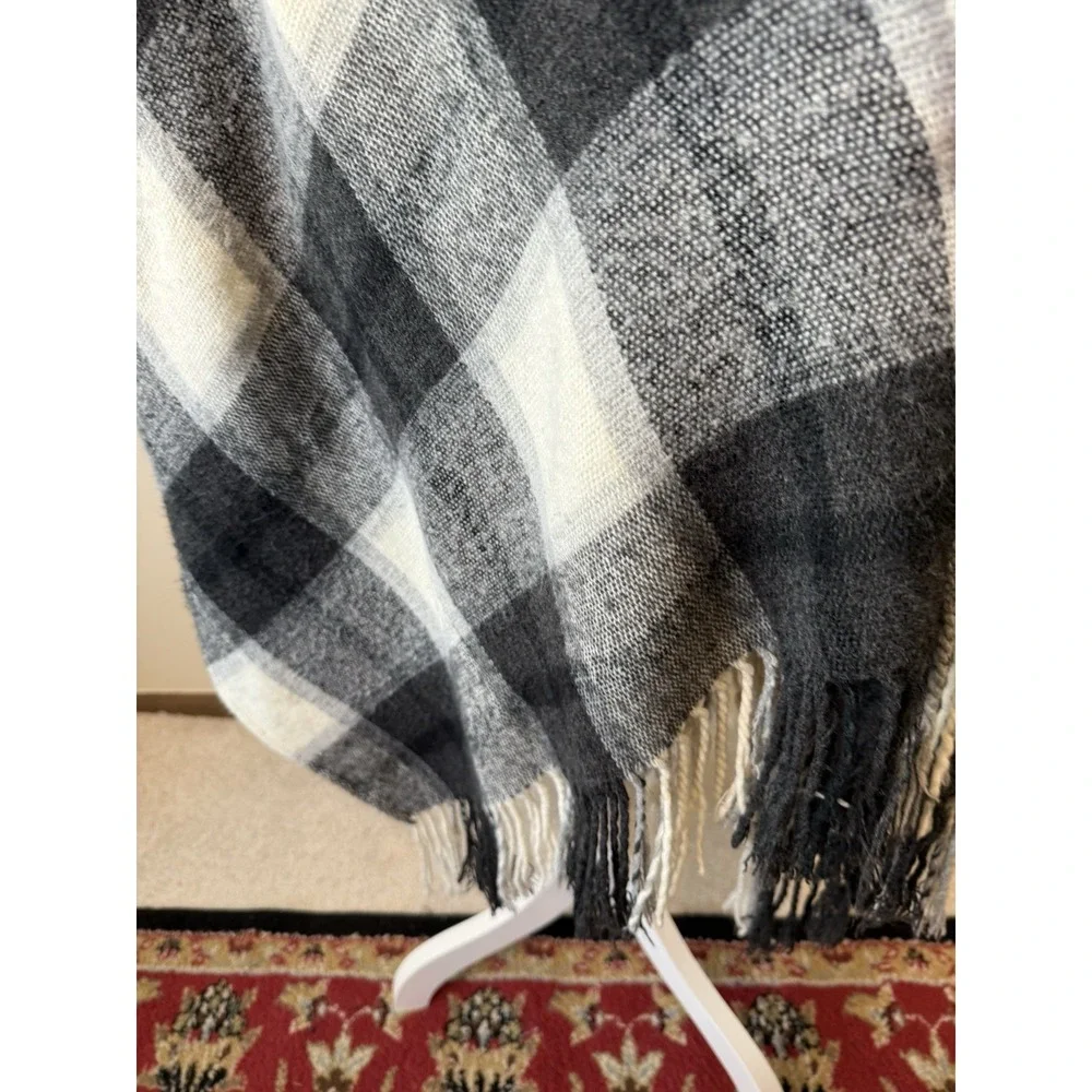 Soft Surroundings Plaid Fringe Poncho Wrap One Size Black‎ White Gray Check Cape